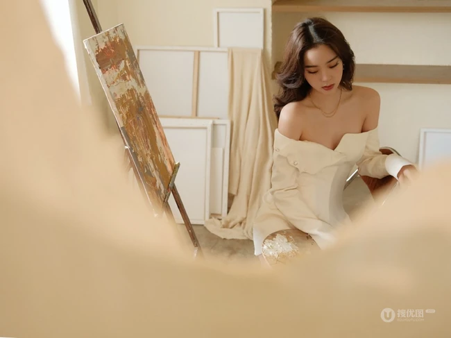 欧阳娜娜露肩装白色连衣裙恬静优雅写真