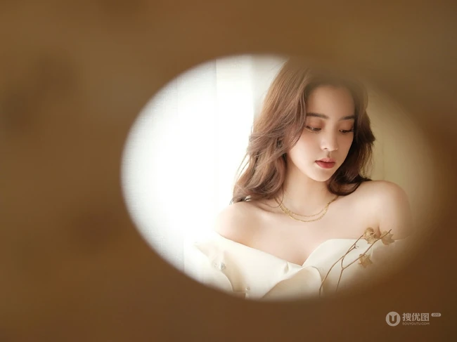 欧阳娜娜露肩装白色连衣裙恬静优雅写真