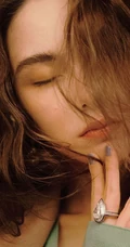 台湾女生昆凌大卷发酷靓造型登杂志写真图片