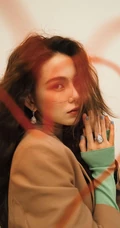 台湾女生昆凌大卷发酷靓造型登杂志写真图片