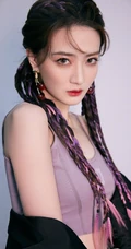 徐璐粉色挑染脏辫搭配牛仔短裤长靴时髦气质减龄写真美照