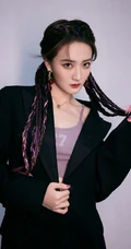 徐璐粉色挑染脏辫搭配牛仔短裤长靴时髦气质减龄写真美照
