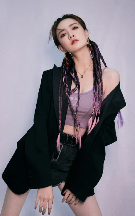 徐璐粉色挑染脏辫搭配牛仔短裤长靴时髦气质减龄写真美照