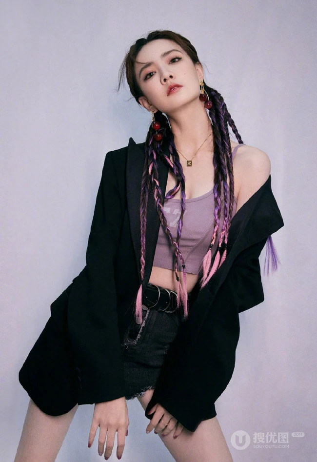 徐璐粉色挑染脏辫搭配牛仔短裤长靴时髦气质减龄写真美照
