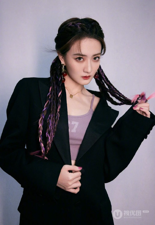 徐璐粉色挑染脏辫搭配牛仔短裤长靴时髦气质减龄写真美照