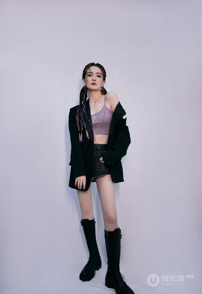 徐璐粉色挑染脏辫搭配牛仔短裤长靴时髦气质减龄写真美照