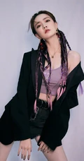 徐璐粉色挑染脏辫搭配牛仔短裤长靴时髦气质减龄写真美照