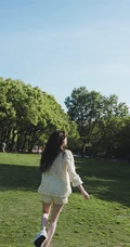 欧阳娜娜春日出游照片，休闲印花衫短裤穿着沐浴灿烂阳光