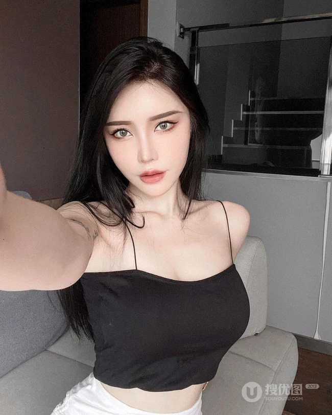 敢秀敢穿的精选马来西亚女生轻熟曾薇仪诱人生活照，自拍美图图集