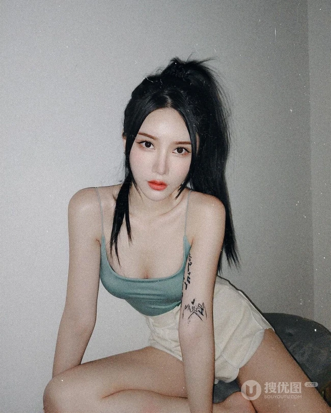 敢秀敢穿的精选马来西亚女生轻熟曾薇仪诱人生活照，自拍美图图集