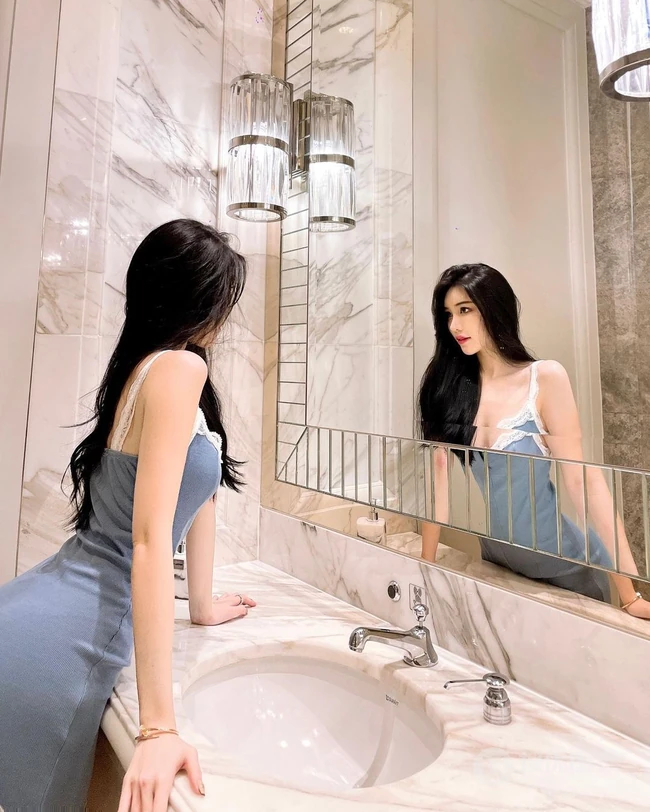 敢秀敢穿的精选马来西亚女生轻熟曾薇仪诱人生活照，自拍美图图集