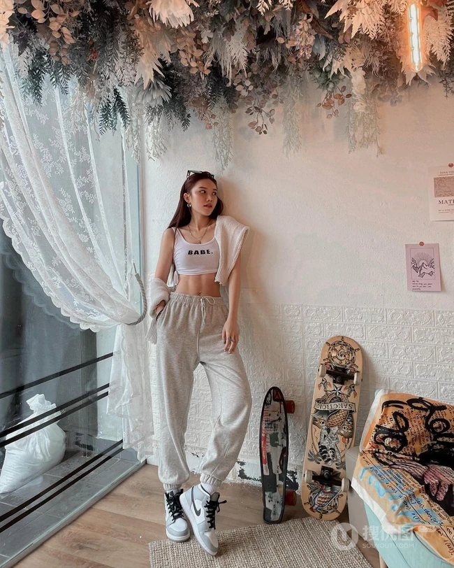 敢秀敢穿的精选马来西亚女生轻熟曾薇仪诱人生活照，自拍美图图集