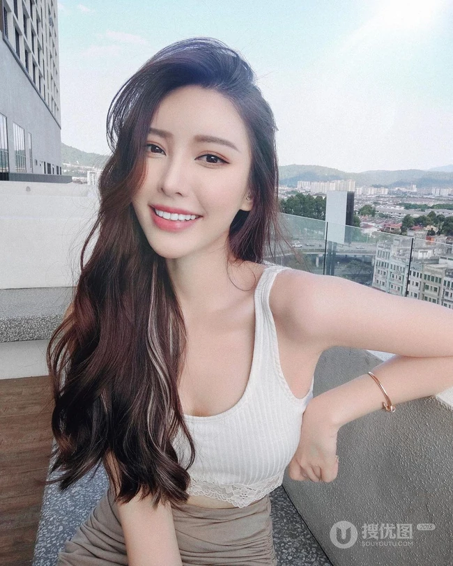 敢秀敢穿的精选马来西亚女生轻熟曾薇仪诱人生活照，自拍美图图集