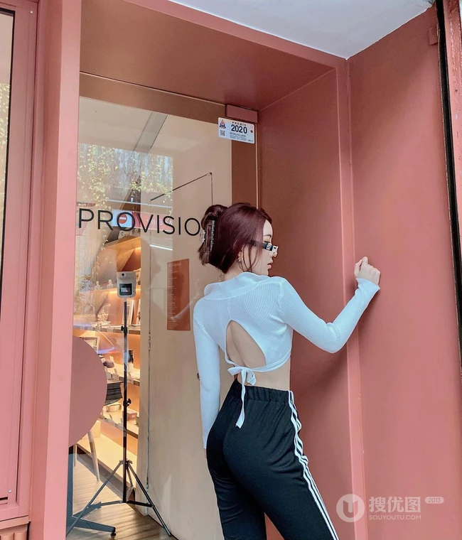 敢秀敢穿的精选马来西亚女生轻熟曾薇仪诱人生活照，自拍美图图集