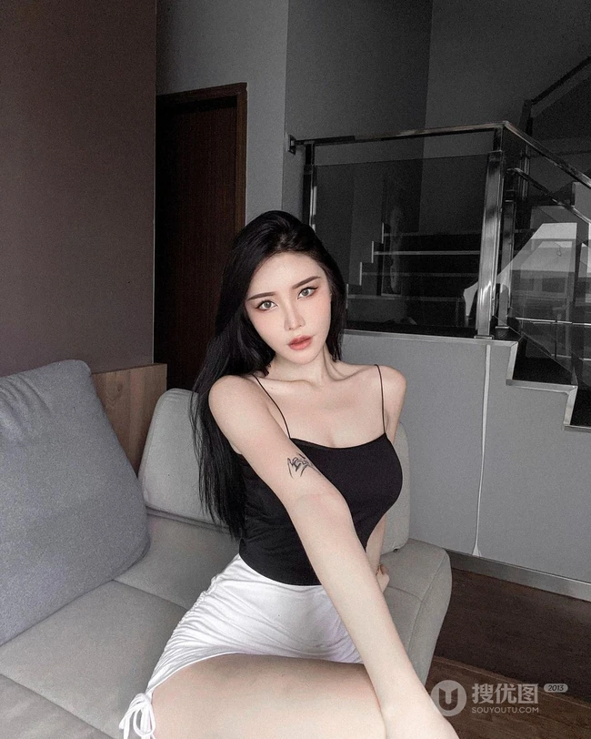 敢秀敢穿的精选马来西亚女生轻熟曾薇仪诱人生活照，自拍美图图集