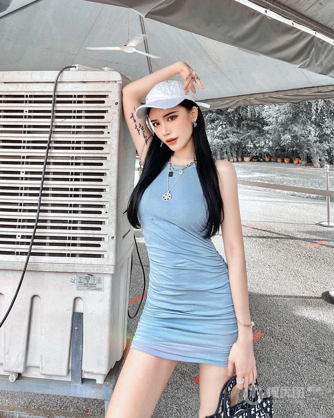 敢秀敢穿的精选马来西亚女生轻熟曾薇仪诱人生活照，自拍美图图集