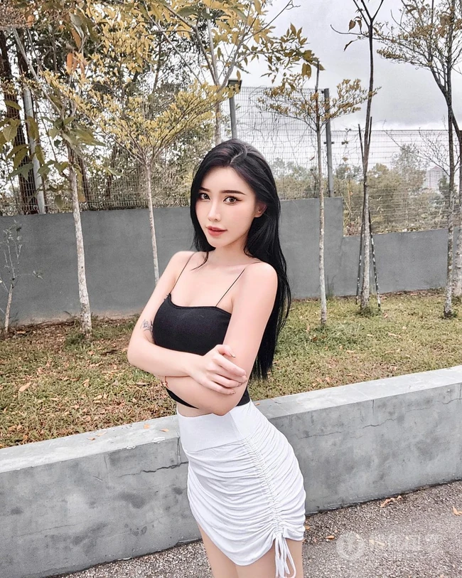 敢秀敢穿的精选马来西亚女生轻熟曾薇仪诱人生活照，自拍美图图集