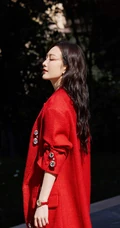 夏天的&ldquo;恩特儿&rdquo;，王鸥纯红恩特儿色套装气质户外写真美照