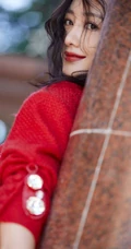 夏天的&ldquo;恩特儿&rdquo;，王鸥纯红恩特儿色套装气质户外写真美照