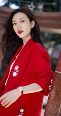 夏天的&ldquo;恩特儿&rdquo;，王鸥纯红恩特儿色套装气质户外写真美照