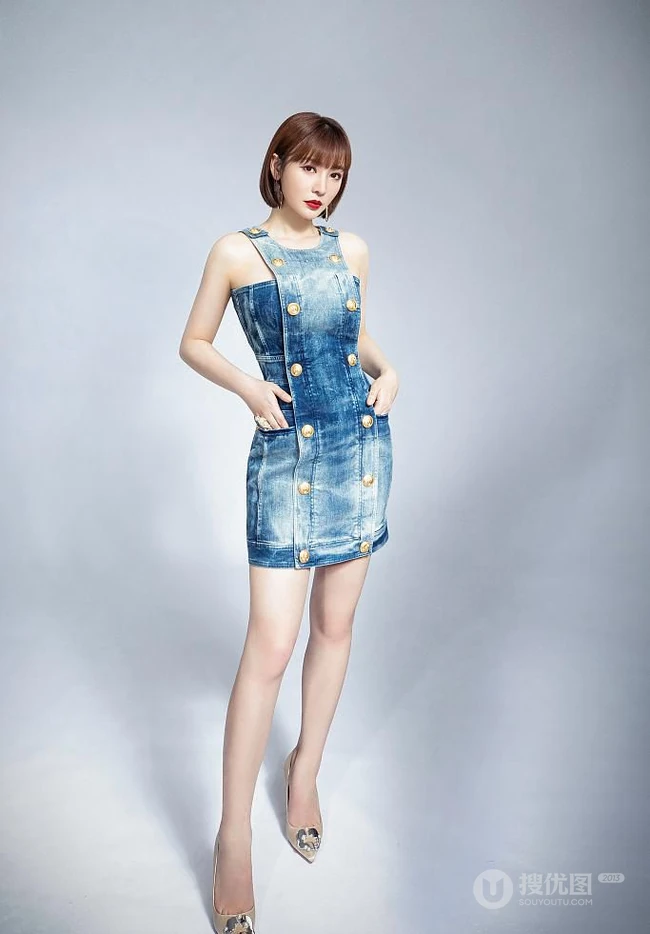 柳岩清爽短发造型搭配牛仔裙酷靓夏装写真美照
