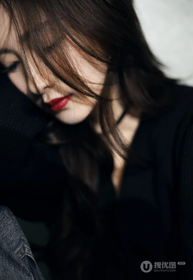 江疏影黑色毛衣牛仔裤轻熟范十足魅力写真照片