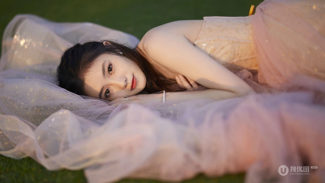 刘浩存精选壁纸，眼睛明亮清纯少女刘浩存养眼迷人高清壁纸图片欣赏