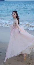 刘浩存礼裙婚纱裙礼服着身海边沙滩，椰树林清新元气写真图片