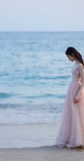 刘浩存礼裙婚纱裙礼服着身海边沙滩，椰树林清新元气写真图片