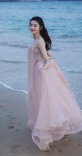 刘浩存礼裙婚纱裙礼服着身海边沙滩，椰树林清新元气写真图片