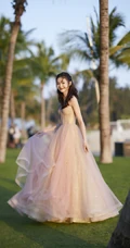 刘浩存礼裙婚纱裙礼服着身海边沙滩，椰树林清新元气写真图片