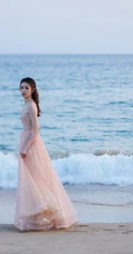 刘浩存礼裙婚纱裙礼服着身海边沙滩，椰树林清新元气写真图片