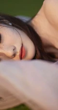 刘浩存礼裙婚纱裙礼服着身海边沙滩，椰树林清新元气写真图片
