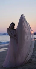刘浩存礼裙婚纱裙礼服着身海边沙滩，椰树林清新元气写真图片