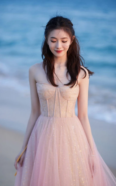 刘浩存礼裙婚纱裙礼服着身海边沙滩，椰树林清新元气写真图片
