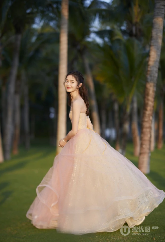 刘浩存礼裙婚纱裙礼服着身海边沙滩，椰树林清新元气写真图片