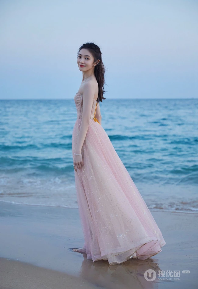 刘浩存礼裙婚纱裙礼服着身海边沙滩，椰树林清新元气写真图片