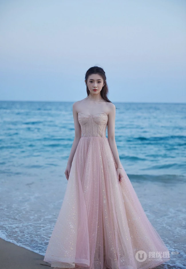 刘浩存礼裙婚纱裙礼服着身海边沙滩，椰树林清新元气写真图片