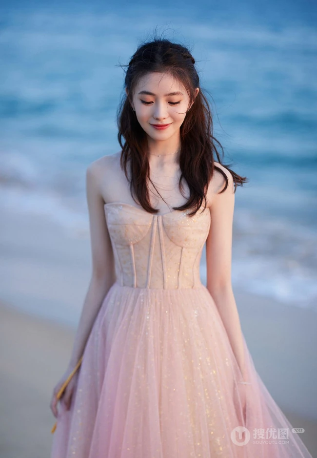 刘浩存礼裙婚纱裙礼服着身海边沙滩，椰树林清新元气写真图片