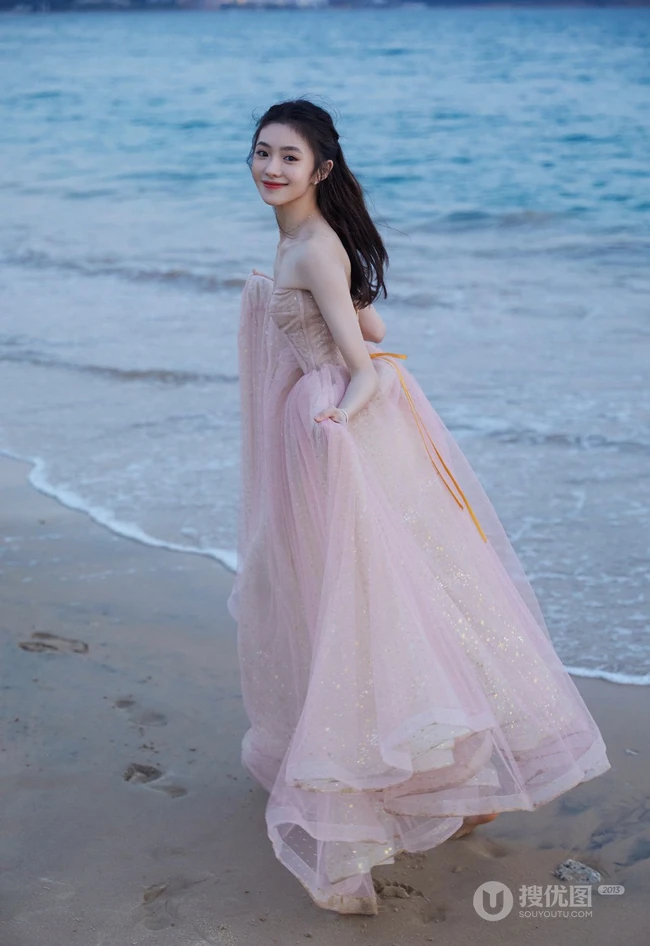 刘浩存礼裙婚纱裙礼服着身海边沙滩，椰树林清新元气写真图片