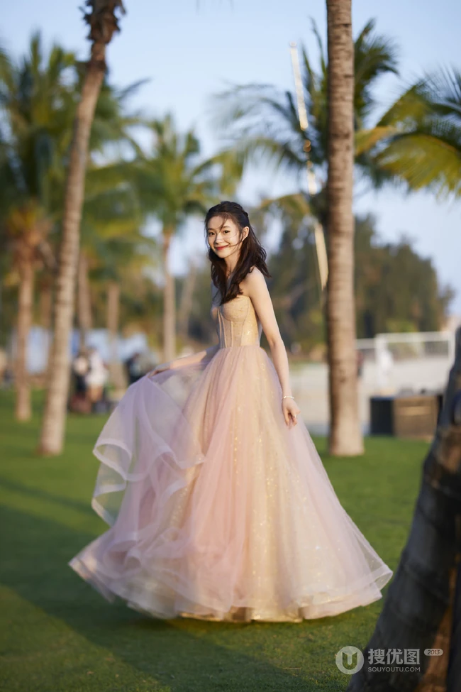 刘浩存礼裙婚纱裙礼服着身海边沙滩，椰树林清新元气写真图片