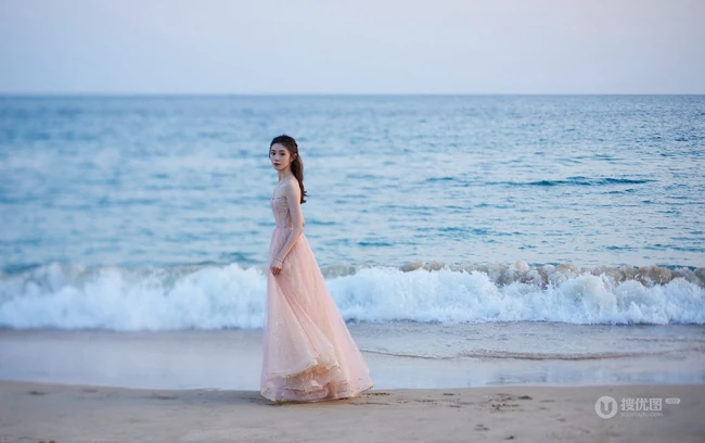 刘浩存礼裙婚纱裙礼服着身海边沙滩，椰树林清新元气写真图片