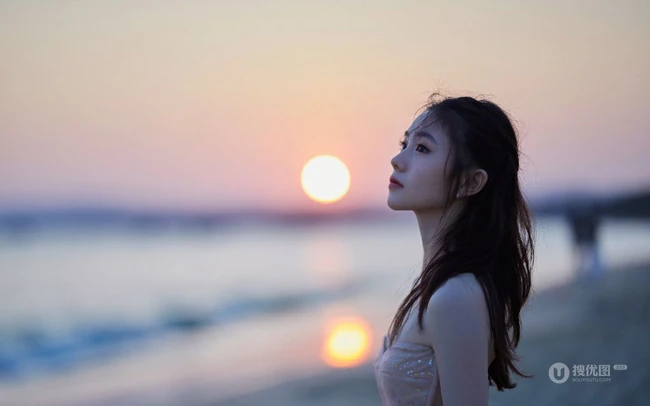 刘浩存礼裙婚纱裙礼服着身海边沙滩，椰树林清新元气写真图片