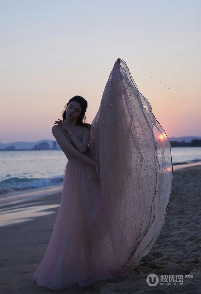 刘浩存礼裙婚纱裙礼服着身海边沙滩，椰树林清新元气写真图片