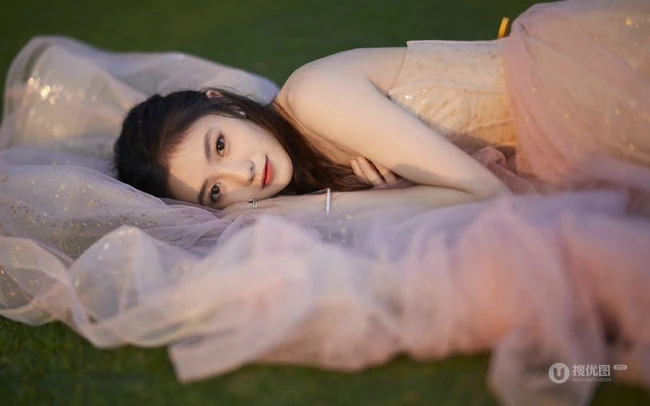 刘浩存礼裙婚纱裙礼服着身海边沙滩，椰树林清新元气写真图片