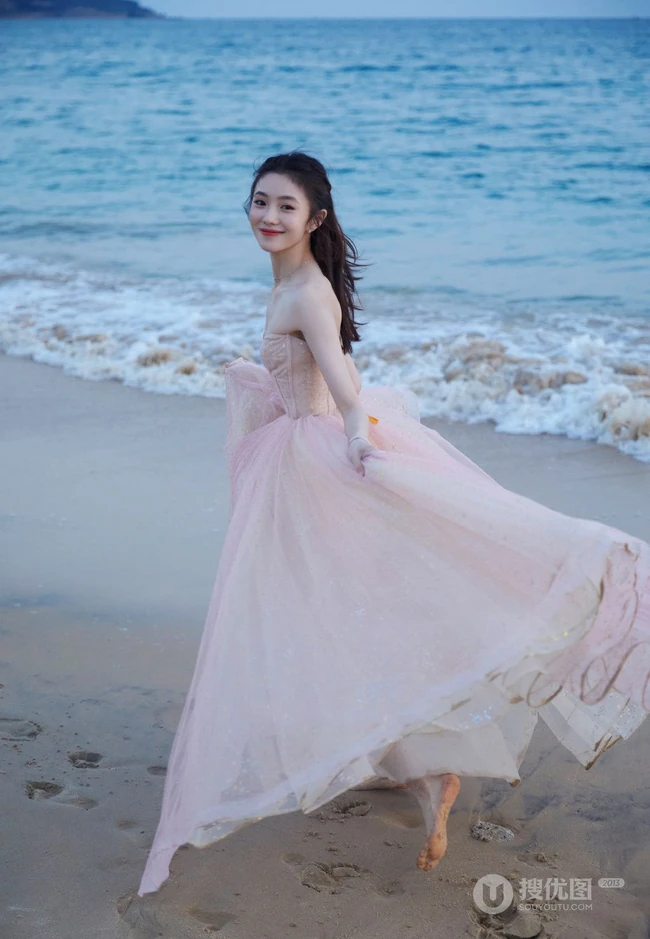 刘浩存礼裙婚纱裙礼服着身海边沙滩，椰树林清新元气写真图片