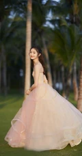刘浩存礼裙婚纱裙礼服着身海边沙滩，椰树林清新元气写真图片
