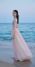 刘浩存礼裙婚纱裙礼服着身海边沙滩，椰树林清新元气写真图片