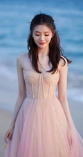刘浩存礼裙婚纱裙礼服着身海边沙滩，椰树林清新元气写真图片