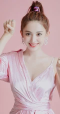 古力娜扎粉色V领红裙着身气质可爱写真